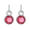 Elegante silberfarbene Ohrhänger mit leuchtend roten runden Edelsteinen und glitzernden Zirkonia. - Fuchsia
