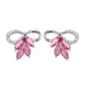 Detailansicht der Ohrringe mit funkelnden rosa Markisensteinen und klaren Zirkonias. - Fuchsia