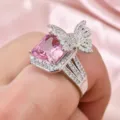 Nahaufnahme des exquisiten rosa Zirkon Schmetterlingsrings mit feinen Steindetails und Glanz. - Größe 6 / Rosa