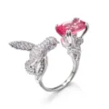 Exaktes Detail des Kolibri-Rings mit rosa Edelstein und funkelnden Zirkonia-Steinen. - Offen Einstellbar / Fuchsia