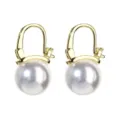 Vergoldete Ohrhänger mit elegantem weißem Perlendesign. Schicker minimalistischer Schmuck. - Weiß