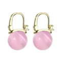 Schicke goldfarbene Ohrringe mit eleganten rosa Katzenauge-Perlen für modebewusste Damen. - Rosa