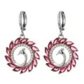 Detailaufnahme eleganter roter Zirkon Pfau Ohrringe in Silber, feiner Modeschmuck. - Rot