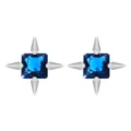 Nahaufnahme Detailansicht der quadratischen dunkelblauen Zirkon Ohrringe mit Stern Spikes. - Blau