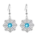Nahaufnahme der funkelnden Schneeflocken Ohrringe mit blauem Zirkonia und Kristallen detail. - Aqua