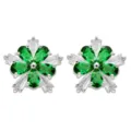 Detailaufnahme exquisiter, silberfarbener Blumen-Ohrstecker mit grünen und weißen Zirkoniasteinen. - Grün