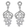 Close-up detailweergave van elegante zilverkleurige lange bungelende oorbellen met zirkoniastenen. - Wit