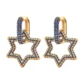 Detailansicht der goldfarbenen Stern-Creolen mit dunkelblauen Zirkonia Steinen. - Blau