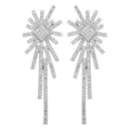Nahaufnahme von luxuriösen Zirkonia langen Quasten Ohrringen für Damen Hochzeit. - Weiß