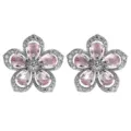 Nahaufnahme eleganter Blumenohrringe mit funkelnden rosa Zirkoniasteinen und klaren Steinen. - Rosa