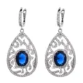 Detailansicht von vintage tropfenförmigen Zirkonia Ohrringen mit schönem blauem Stein. - Blau