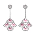 Nahaufnahme eleganter fächerfömiger Ohrringe mit funkelnden Zirkonias und rosa Steinen. - Rot