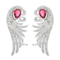 Atemberaubende Flügel-Detailaufnahme eleganter Zirkonia-Ohrringe mit roten Steinen. - Rot