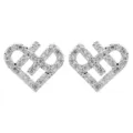 Detailansicht glänzender, pavé-besetzter Herz-Ohrringe, eleganter minimalistischer Schmuck. - Weiß