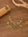 Detailansicht des Boho Retro Ethno Schmucksets, goldfarbene Münzanhänger mit bunten Steinen. - Antik Gold Bunt