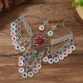 Detaillierte Nahaufnahme des böhmischen mehrschichtigen Strass-Münzen-Halsketten-Sets. - Altsilber Bunt