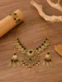 Detailansicht des vintage ethnischen Gold-Legierung-Statement-Halsketten-Sets mit Steinen. - Antik Gold Schwarz
