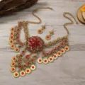 Detailansicht des goldenen Boho Vintage Strass Münz Halskette und Ohrringe Schmucksets. - Antik Gold Rot