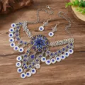Detailaufnahme des böhmischen Vintage-Mehrschicht-Blaukristall-Münz-Halsketten- und Ohrring-Sets. - Antik Silber Blau