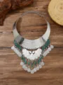 Detaillierte Ansicht der vintage bohemian Pfau Quaste Statement Halskette mit gruenen Steinen. - Silber + Grün