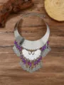 Ethonischer Pfau Quaste Latz Halskette mit lila Steinen und antikem Silber Design Details. - Silber + Violett