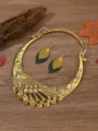 Gedetailleerd overzicht van de vintage pauw torque ketting en bijpassende blad oorbellen. - Antiek Goud