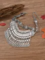 Detailansicht der Vintage ethnischen Silber Latzkette mit Boho Münzquasten und Kette. - Antiksilber