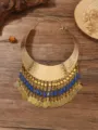 Nahaufnahme einer böhmischen Goldmünzen-Statement-Halskette mit filigranen Mustern und blauen Perlen. - Gold Blau