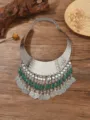 Exagg. ethnische mehrschichtige Quasten-Choker-Halskette mit gruenen Edelsteinen und Muenzen. - Silber Grün