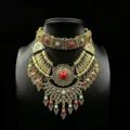 Vintage ethnischer goldener mehrlagiger Choker mit roten Steinen und schönen Quastenanhängern. - Antik Gold Bunt