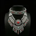 Retro ethnischer mehrschichtiger Choker Latzhalsband mit silbernem Metall und roten Steinen. - Altsilber Bunt