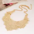 Nahaufnahme der goldenen durchbrochenen Blumen-Lätzchen-Halskette, auffälliger Kragen. - KC Gold