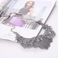 Vintage silberfarbene Metall Latz Halskette mit filigranem floralem Ausschnitt Design - Gunmetal-Schwarz