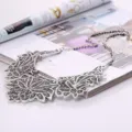 Vintage antike silberne Metall Statement Halskette Blumen Filigran großer Kragen Schmuck - Antiksilber