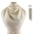 Gedetailleerd overzicht van de geborduurde chiffon vierkante sjaal #07 Sneeuwwit met kanten rand. - 07