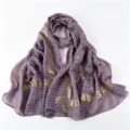 Foulard hijab violet léger avec des motifs dorés brillants, vue de détail très élégante. - 180x70cm / Violet Taro