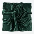 Sciarpa quadrata in raso verde scuro con texture liscia e finitura lucida dettaglio. - Verde scuro