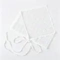 Weißes spitzen dreieckiges haartuch mit bändern, süßes florales netzdesign, stilvolles haaraccessoire. - 65*25cm / 06