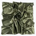 Sciarpa quadrata in raso tinta unita da donna, elegante foulard verde scuro effetto seta stile chic. - Verde scuro