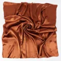 Foulard quadrato in raso marrone tinta unita, elegante sciarpa effetto seta e copricapo. - marrone caramello