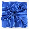 Foulard quadrato in raso blu con classico motivo monogramma, sciarpa elegante e liscia. - Monogramma Blu Scuro