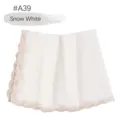 Gedetailleerd overzicht van de witte chiffon hoofddoek met elegante kanten borduursel voor dames. - 180x70cm / A39 (Sneeuwwit)