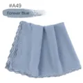 Gedetailleerd overzicht van de blauwe chiffon hoofddoek met fijn kanten borduurwerk en drape. - 180x70cm / A49 (Eeuwig Blauw)