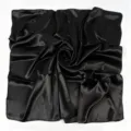 Foulard quadrato in raso nero unito, elegante copricapo lucido, hijab versatile chic. - Nero