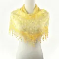 Élégante écharpe triangulaire en dentelle transparente jaune avec broderie florale et franges. - Jaune Or