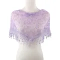 Gros plan détaillé du châle triangulaire en dentelle violette avec broderie et paillettes. - Or Zirconia Violet