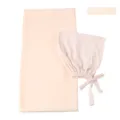 Detailopname van de lichte chiffon hijab en de verstelbare strikmuts in zachte kleur. - Lichtroze