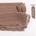 Bufanda de gasa bordada con elegante borde de encaje festoneado en color Brownie para mujer. - Brownie