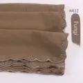 Chiffon sjaal stof detail met prachtige geborduurde schulpranden in een warme bruine kleur. - Fungi