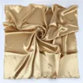 Sciarpa quadrata in raso dorato da donna, elegante foulard monocolore effetto seta morbida. - Oro